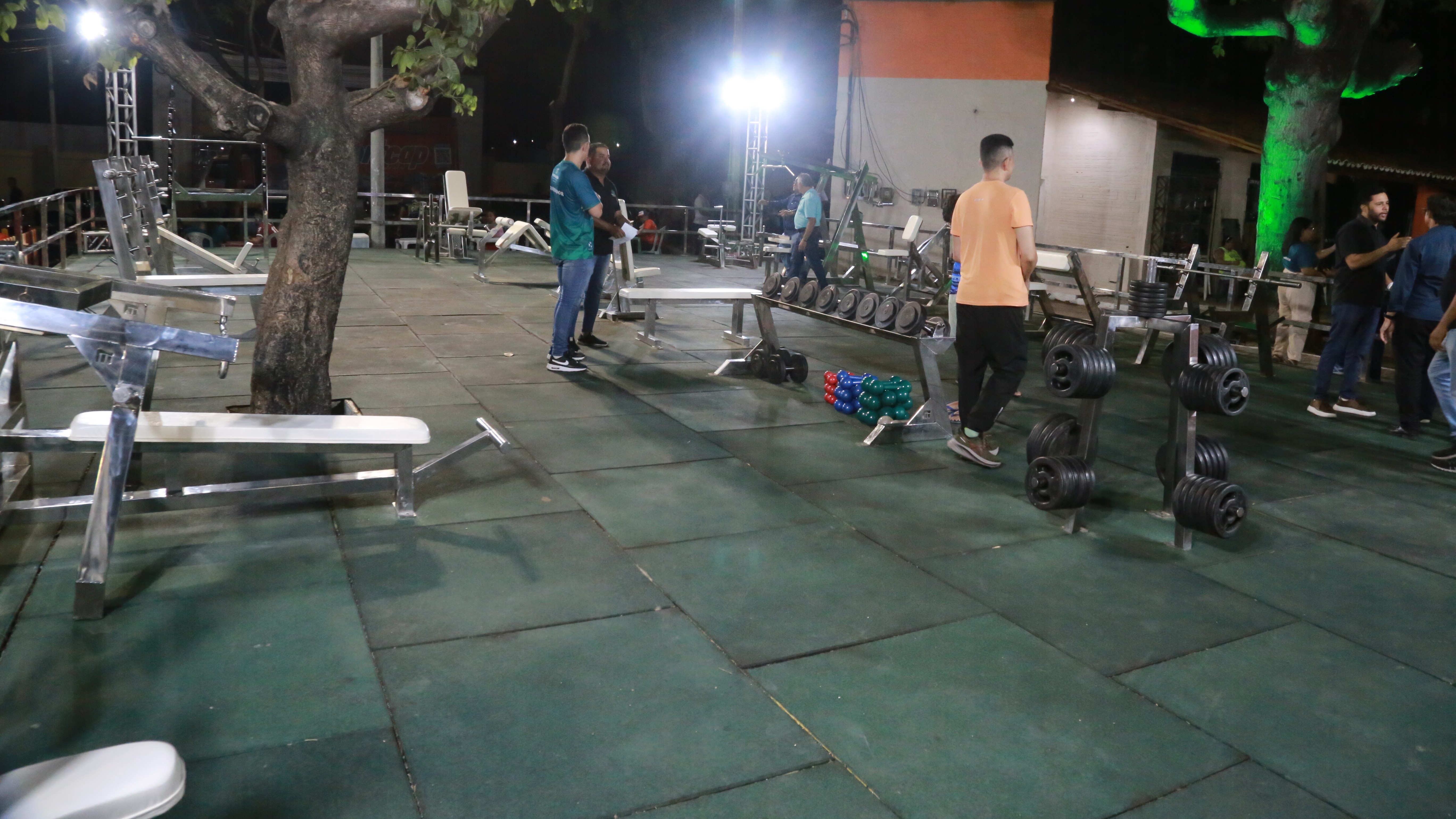 imagem aberta mostrando os equipamentos da academia